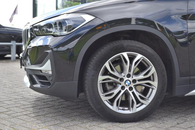 BMW X1 sDrive18i Panaramadak | Leer | Head up | Trekhaak 1700kg | Dealer onderhouden.