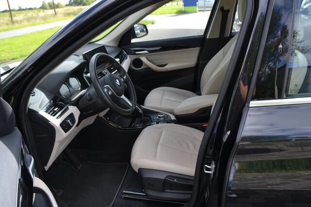 BMW X1 sDrive18i Panaramadak | Leer | Head up | Trekhaak 1700kg | Dealer onderhouden.