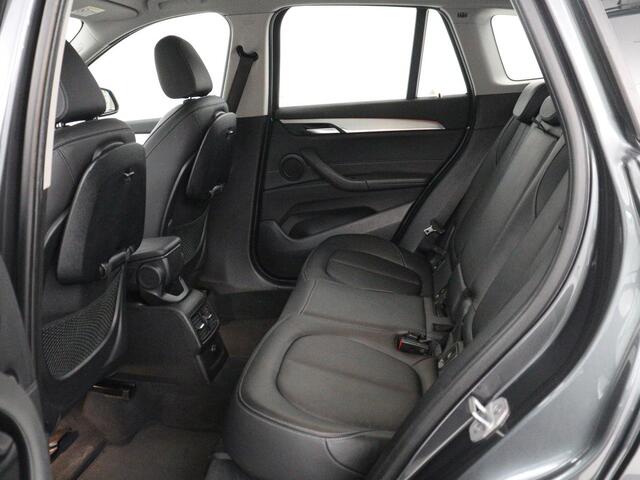 BMW X1 sDrive18i Sport Line | Leder | Trekhaak | Stoelverwarming | Sportstoelen | Camera | Navigatie | Keyless | Climate control | 18'' velgen | Park Assist | Cruise control | Bluetooth | Full LED