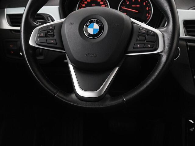 BMW X1 sDrive18i Sport Line | Leder | Trekhaak | Stoelverwarming | Sportstoelen | Camera | Navigatie | Keyless | Climate control | 18'' velgen | Park Assist | Cruise control | Bluetooth | Full LED