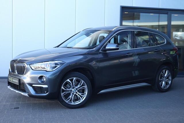 BMW X1 xDrive20i High Executive / Panorama / Sportstoelen