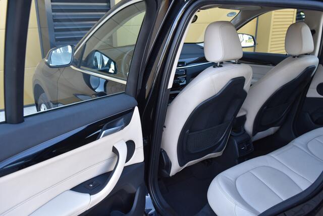 BMW X1 sDrive20i High Executive * LED * Leder * Head-up * Stoelverwarming * X-Line *