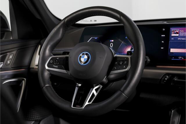 BMW X1 xDrive25e 245 PK | M-Sport | Premium Pack | Cruise | Dig. Cockpit | Stoelverw. | PDC | Camera | NAV+App. Connect | ECC | Elek. Klep | LM 18" | 9072