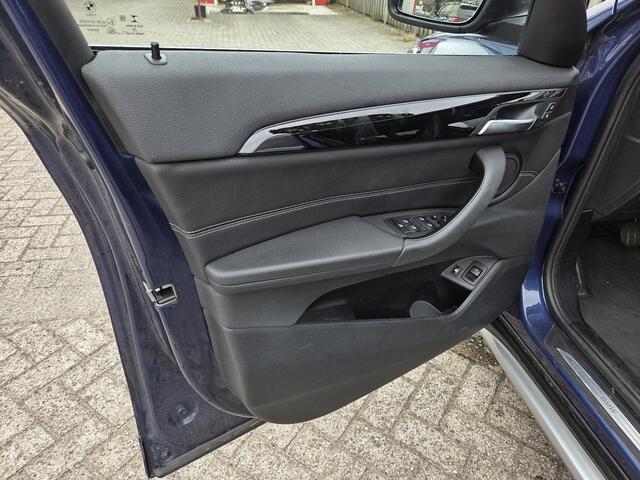 BMW X1 xDrive25e Executive xLine 18"/Keyless/Memory + stoelverwarming/Camera/Elektrische Klep/LED/DAB/Navigatie/PDC