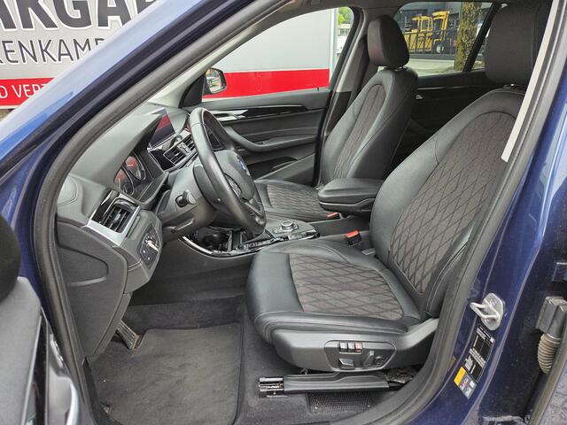 BMW X1 xDrive25e Executive xLine 18"/Keyless/Memory + stoelverwarming/Camera/Elektrische Klep/LED/DAB/Navigatie/PDC