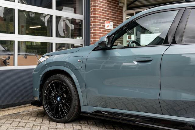 BMW X1 25e xDrive M Sport | Panorama | Shadow | Maxton | Camera | Elek. Trekhaak | Adap. led | Stoelverwarming | 20' inch |