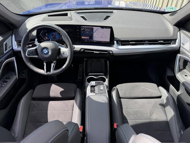 BMW X1 xDrive30e M Sport Pro 19''/Panoramadak/Harman Kardon/Trekhaak/Elektrische stoel + memory + massage/Keyless/Adaptieve cruise/360 Camera