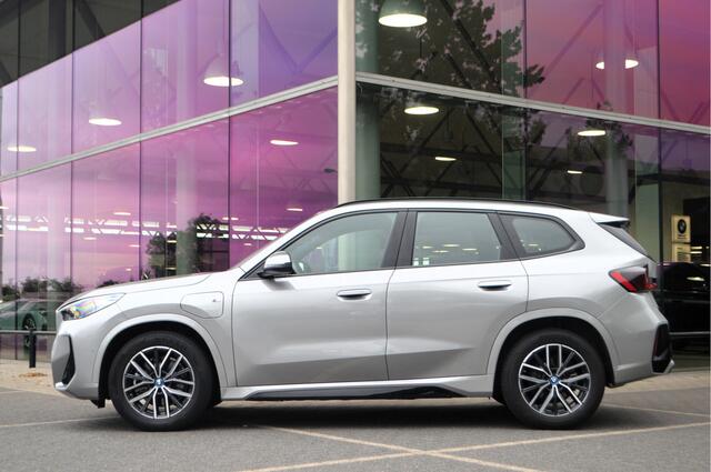 BMW X1 xDrive25e M Sport Automaat / Sportstoelen / Achteruitrijcamera / Comfort Access / M Adaptief onderstel / Stoelverwarmig / Adaptieve LED