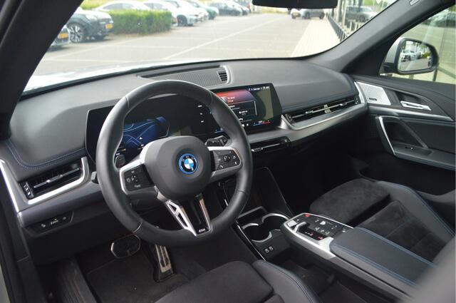 BMW X1 xDrive25e M Sport Automaat / Sportstoelen / Achteruitrijcamera / Comfort Access / M Adaptief onderstel / Stoelverwarmig / Adaptieve LED