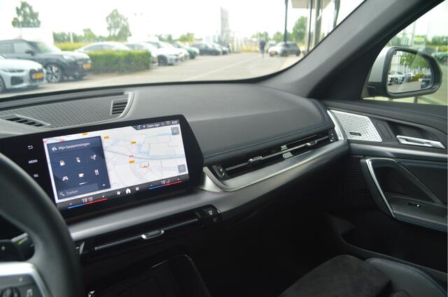 BMW X1 xDrive25e M Sport Automaat / Sportstoelen / Achteruitrijcamera / Comfort Access / M Adaptief onderstel / Stoelverwarmig / Adaptieve LED
