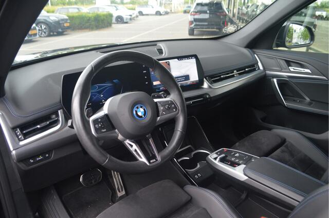 BMW X1 xDrive25e M Sport Automaat / Sportstoelen / Achteruitrijcamera / M Adaptief onderstel / Adaptieve LED / Stoelverwarming / Comfort Access