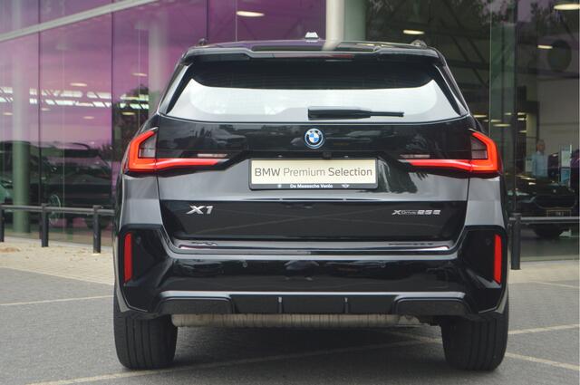 BMW X1 xDrive25e M Sport Automaat / Sportstoelen / Achteruitrijcamera / M Adaptief onderstel / Adaptieve LED / Stoelverwarming / Comfort Access