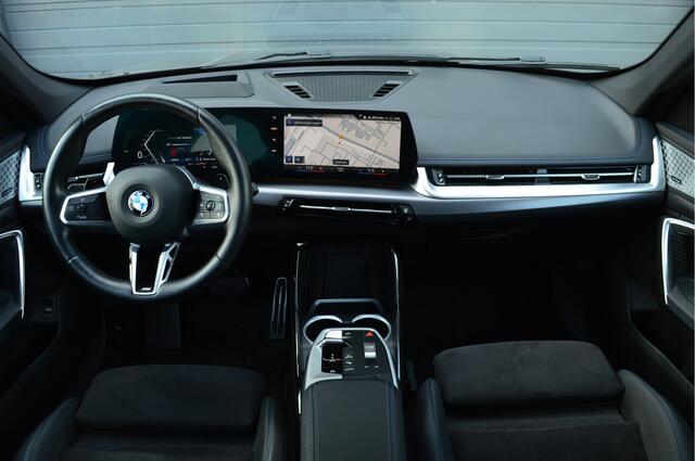 BMW X1 xDrive23i | M-PAKKET | 360 CAM | H&K | MASSAGE | HUD | KEYLESS |