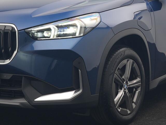BMW X1 xDrive25e Sportline PHEV 245pk Dealer O.H. | Trekhaak Af Fabriek | Adaptive Cruise | Camera | Harman / Kardon | Lederen Sportstoelen Massage & Memory | Sfeerverlichting | Keyless | Blis | Stoelen & Stuur Verwarmd | Apple Carplay | Plug In Hybrid |