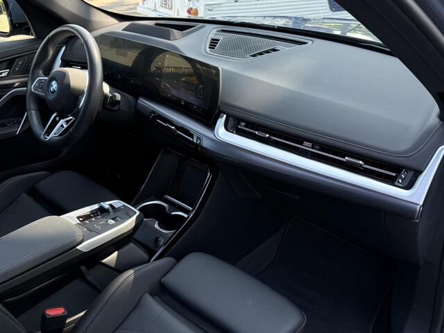 BMW X1 xDrive25e M SPORT | PANORAMA | TREKHAAK | LEDER | HEAD UP | ELEKTR. STOELEN |