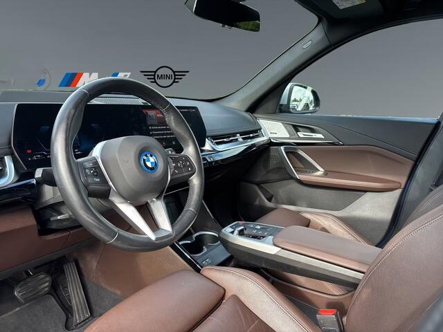 BMW X1 xDrive30e xLine ** LED, LEDER, HuD, PANORAMA, H&K SOUND, DR. ASS + ** 1e EIG - UNFALLFREI - BMW ONDERH. ** ** INFORMEER OOK NAAR ONZE AANTREKKELIJKE FINANCIAL-LEASE TARIEVEN **