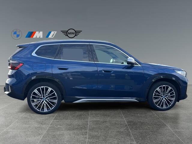 BMW X1 xDrive30e xLine ** LED, LEDER, HuD, PANORAMA, H&K SOUND, DR. ASS + ** 1e EIG - UNFALLFREI - BMW ONDERH. ** ** INFORMEER OOK NAAR ONZE AANTREKKELIJKE FINANCIAL-LEASE TARIEVEN **