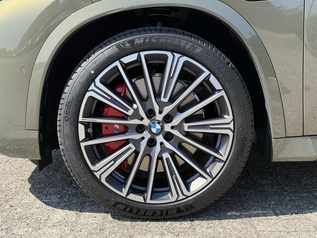 BMW X1 xDrive25e | Brass Metallic | M-Sport Pro | 20'' | Harman/Kardon | Panorama. | Driv. + Park. Plus | Elek. stoel. + massage | Trekhaak | Comf. Acc. | Stuur + stoelverw.