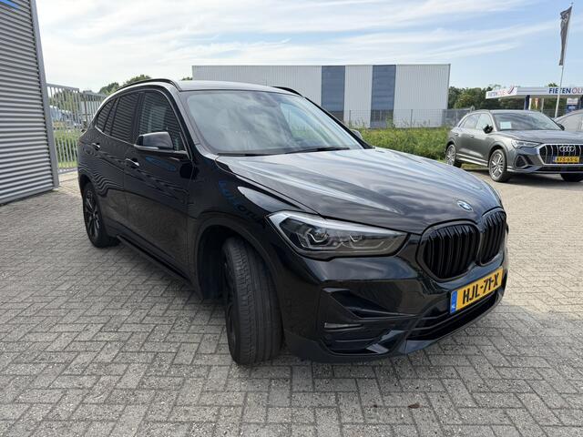 BMW X1 xDrive25e Sport Line Trekhaak Carplay Harman-Kardon Stuurwielverwarming Stoelverwarming 18 Inch LMV Achteruitrijcamera Dealeronderhouden