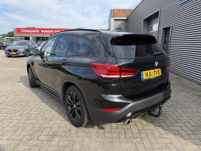 BMW X1 xDrive25e Sport Line Trekhaak Carplay Harman-Kardon Stuurwielverwarming Stoelverwarming 18 Inch LMV Achteruitrijcamera Dealeronderhouden
