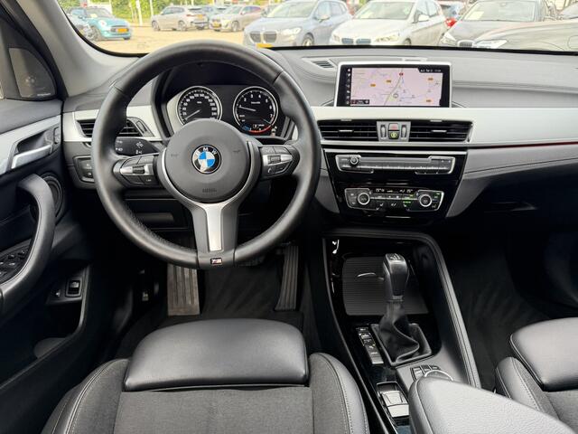 BMW X1 xDrive25e Sport Line Trekhaak Carplay Harman-Kardon Stuurwielverwarming Stoelverwarming 18 Inch LMV Achteruitrijcamera Dealeronderhouden