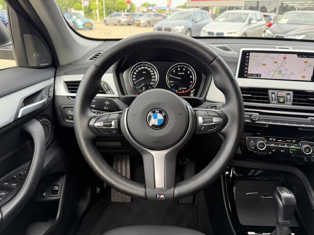 BMW X1 xDrive25e Sport Line Trekhaak Carplay Harman-Kardon Stuurwielverwarming Stoelverwarming 18 Inch LMV Achteruitrijcamera Dealeronderhouden