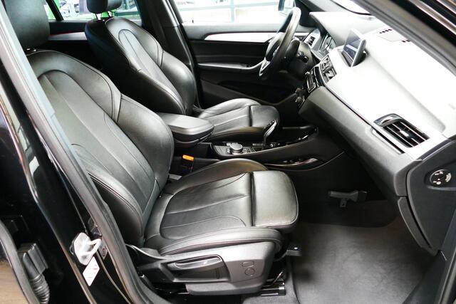 BMW X1 sDrive20i 192pk High Executive 1-Eig. Panodak, Camera, Leer, StoelVerw, Navi, 18"LMV