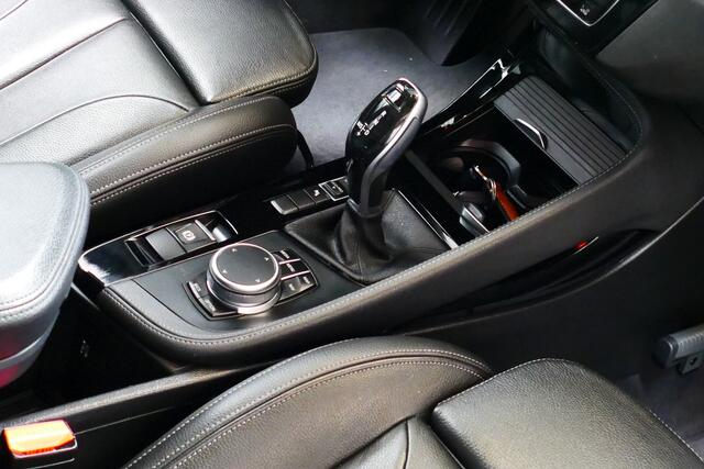 BMW X1 sDrive20i 192pk High Executive 1-Eig. Panodak, Camera, Leer, StoelVerw, Navi, 18"LMV