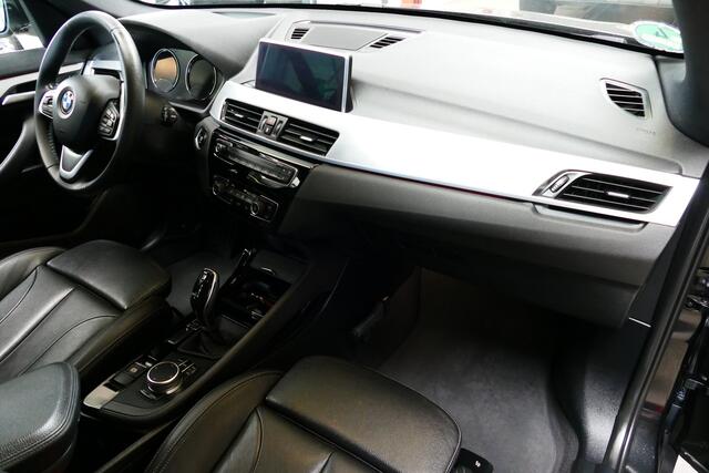 BMW X1 sDrive20i 192pk High Executive 1-Eig. Panodak, Camera, Leer, StoelVerw, Navi, 18"LMV