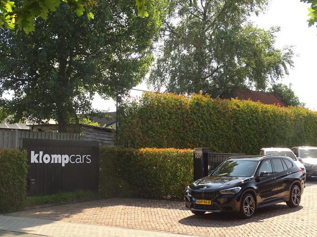 BMW X1 sDrive20i Sportif | All-Black | Uniek | Custom | 19 inch | Nav