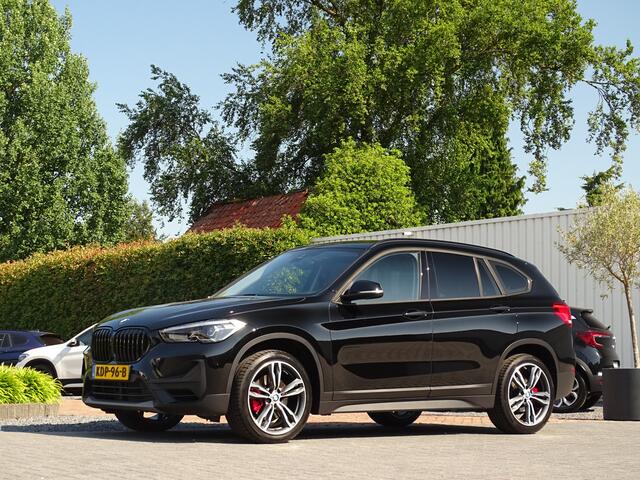 BMW X1 sDrive20i Sportif | All-Black | Uniek | Custom | 19 inch | Nav