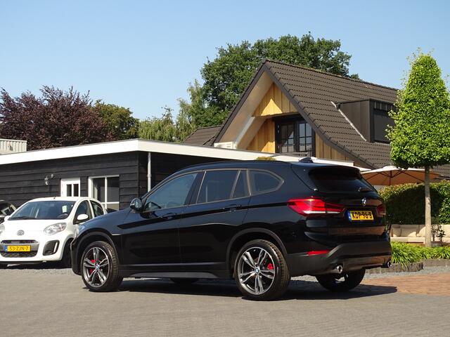 BMW X1 sDrive20i Sportif | All-Black | Uniek | Custom | 19 inch | Nav