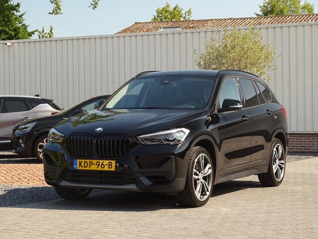 BMW X1 sDrive20i Sportif | All-Black | Uniek | Custom | 19 inch | Nav