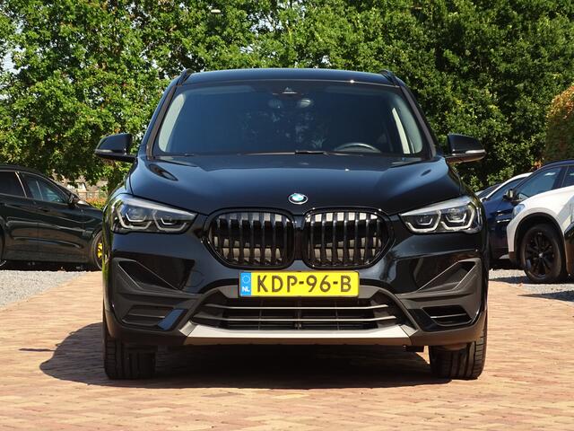 BMW X1 sDrive20i Sportif | All-Black | Uniek | Custom | 19 inch | Nav