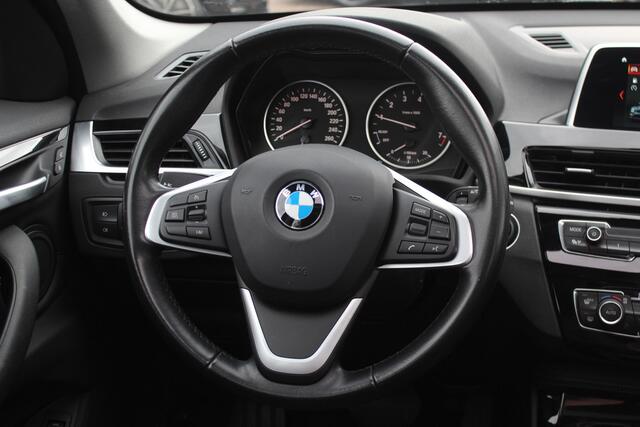 BMW X1 sDrive18i High Executive / Panoramadak / Leder / Head-up / Parkeerhulp V+A / Navigatie / 17'' / Stoelverwarming / Cruise Control