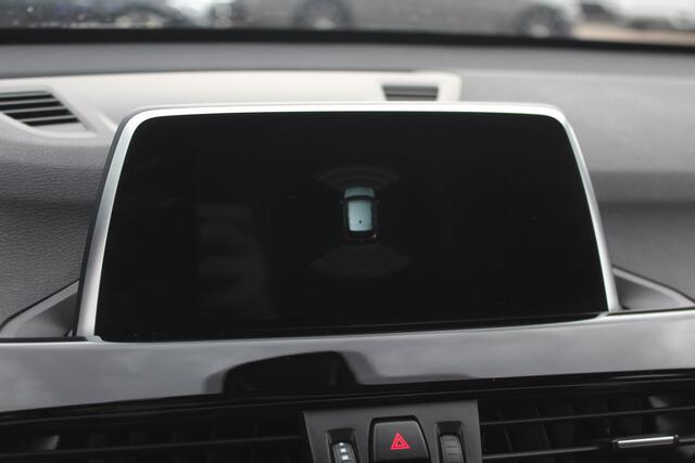BMW X1 sDrive18i High Executive / Panoramadak / Leder / Head-up / Parkeerhulp V+A / Navigatie / 17'' / Stoelverwarming / Cruise Control