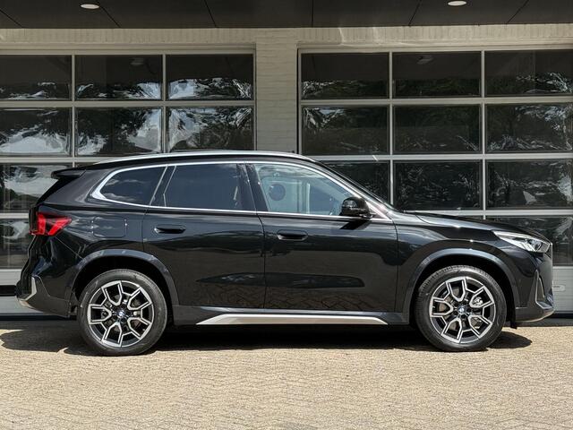 BMW X1 xDrive23i X LINE | PANORAMA | SPORTSTOELEN | ELEKTRISCHE STOEL | LEDER | 18 INCH LM VELGEN |