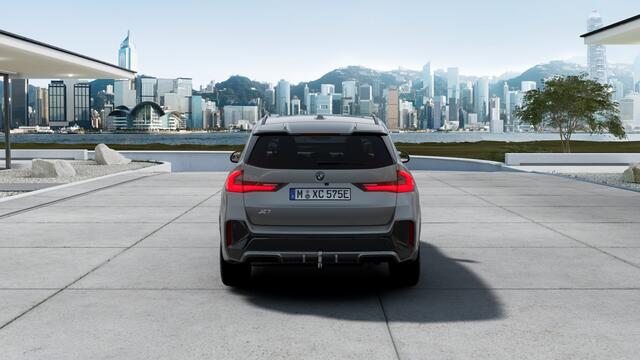 BMW X1 xDrive25e M Sport Automaat / Panoramadak / Trekhaak / Sportstoelen / Head-Up / M Adaptief onderstel / Parking Assistant Plus / Adaptieve LED / Comfort Access