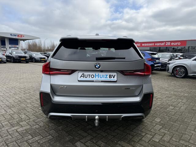 BMW X1 sDrive20i M Sport Trekhaak LED Carplay Achteruitrijcamera PDC Trekhaak 1800 KG Trekgewicht 19 Inch 4Seizoenenbanden DAB Shadow-line