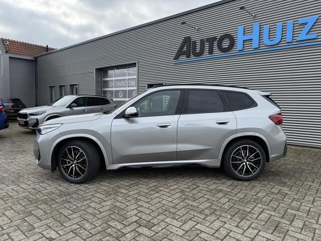 BMW X1 sDrive20i M Sport Trekhaak LED Carplay Achteruitrijcamera PDC Trekhaak 1800 KG Trekgewicht 19 Inch 4Seizoenenbanden DAB Shadow-line