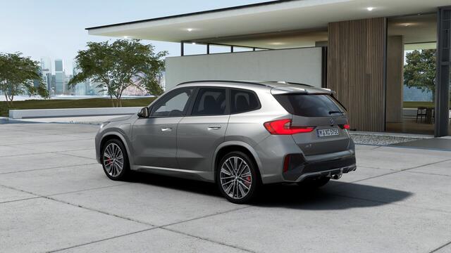 BMW X1 xDrive25e M Sport Automaat / Panoramadak / Trekhaak / Sportstoelen / M Adaptief onderstel / Comfort Access / Parking Assistant Plus / Adaptieve LED / Stuurverwarming