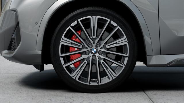 BMW X1 xDrive25e M Sport Automaat / Panoramadak / Trekhaak / Sportstoelen / M Adaptief onderstel / Comfort Access / Parking Assistant Plus / Adaptieve LED / Stuurverwarming