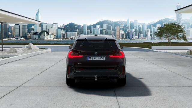 BMW X1 xDrive25e M Sport Automaat / Panoramadak / Trekhaak / Sportstoelen / Head-Up / M Adaptief onderstel / Adaptieve LED / Parking Assistant Plus