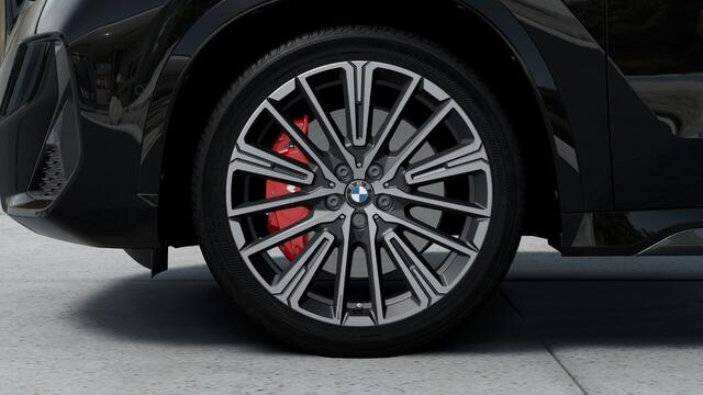 BMW X1 xDrive25e M Sport Automaat / Panoramadak / Trekhaak / Sportstoelen / Head-Up / M Adaptief onderstel / Adaptieve LED / Parking Assistant Plus