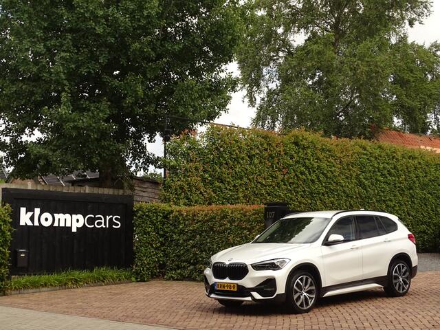 BMW X1 sDrive18i | Handbak | Uniek | PearlWeiss | Leer | Nav | All-black! | Privacy glass