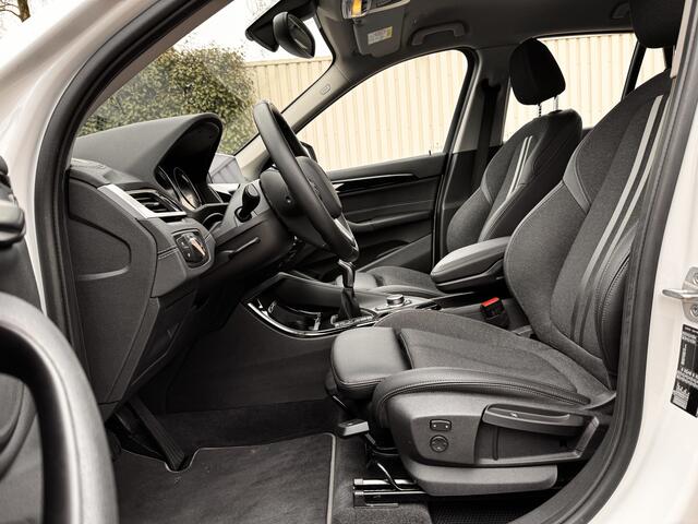 BMW X1 sDrive18i | Handbak | Uniek | PearlWeiss | Leer | Nav | All-black! | Privacy glass