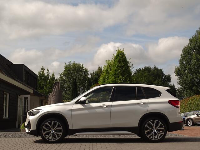 BMW X1 sDrive18i | Handbak | Uniek | PearlWeiss | Leer | Nav | All-black! | Privacy glass