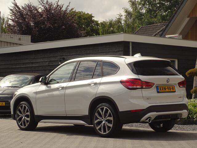 BMW X1 sDrive18i | Handbak | Uniek | PearlWeiss | Leer | Nav | All-black! | Privacy glass