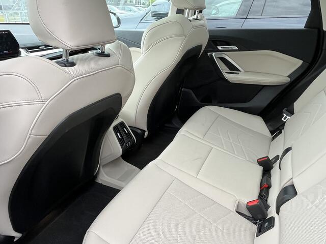BMW X1 xDrive25e xLine | 19" | Trekhaak | Panorama | Stoel/Stuurverwarming | Voorbereiding Driving Assistant Plus