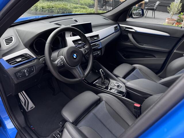BMW X1 sDrive20i M-Sport | St.verw | 19inch | Trekhaak | Misano Blu
